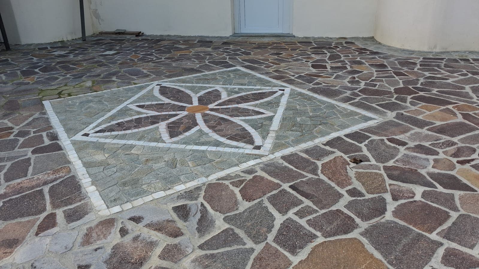 Posa camminamenti e muretti in pietra foto 1